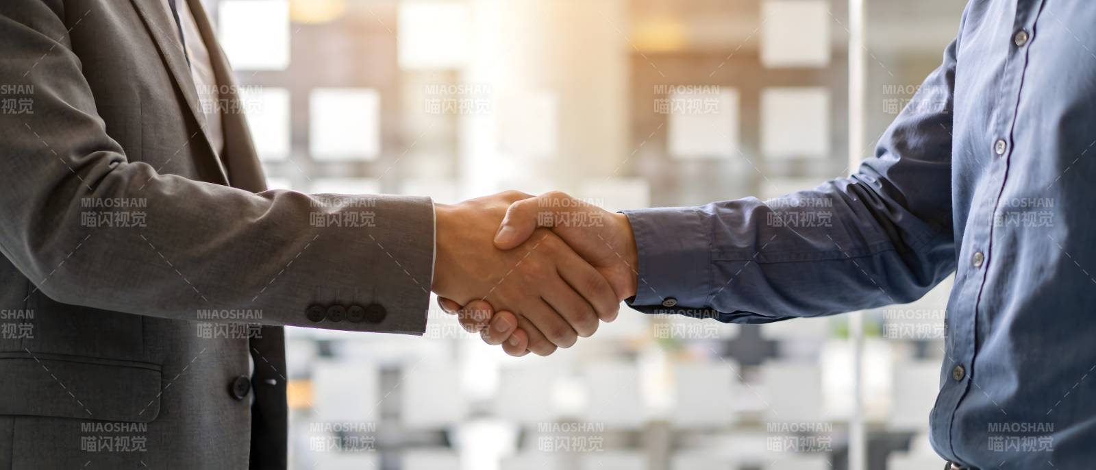 商务握手 合作达成图片