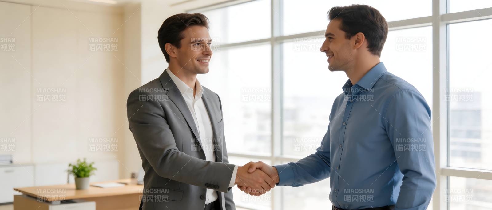商务握手 合作达成图片