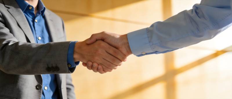 商务握手 合作达成图片