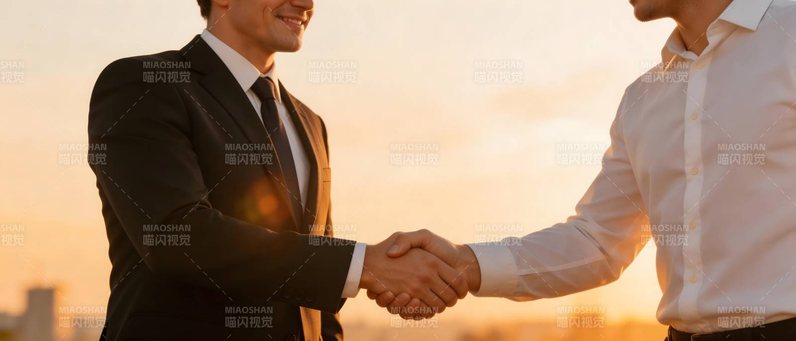 夕阳下的商务握手图片