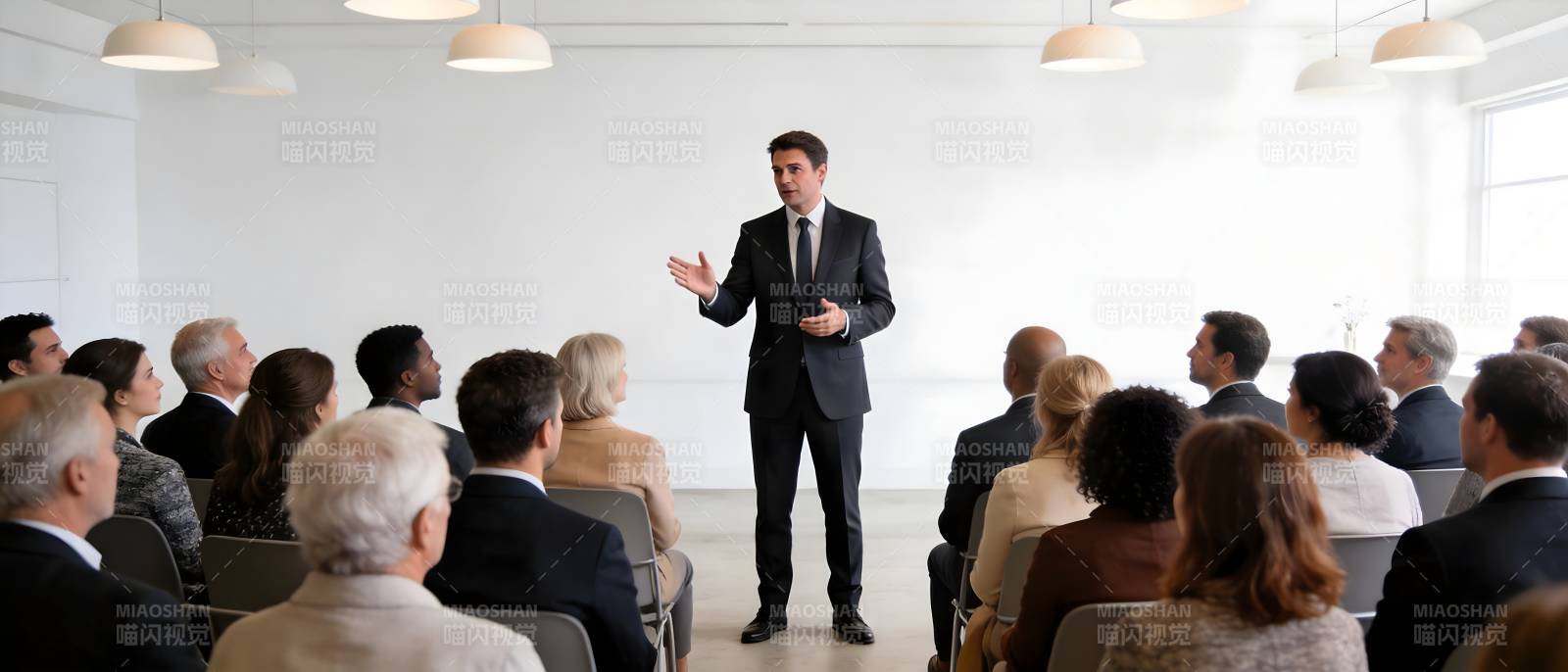 商务演讲现场 听众专注聆听图片