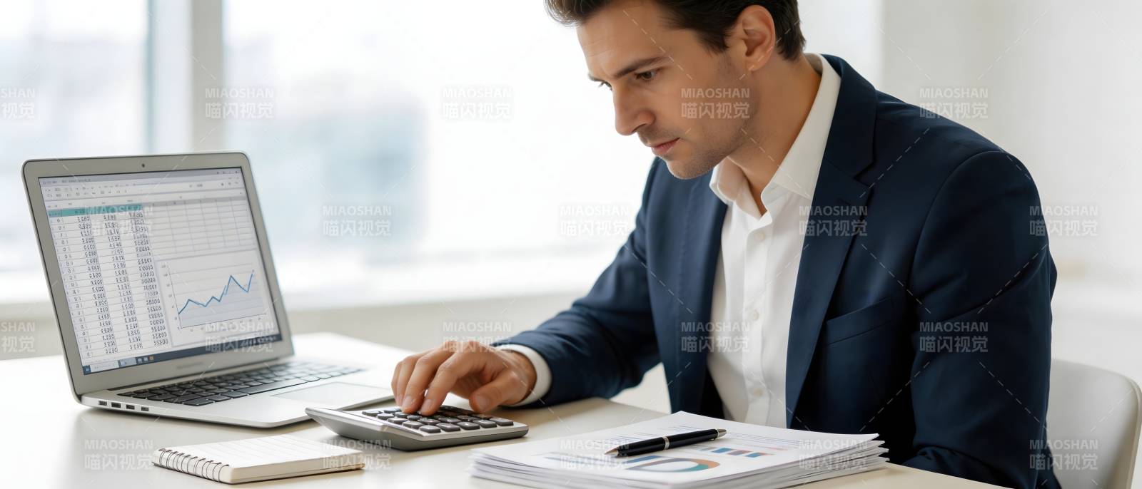 商务人士专注数据分析图片