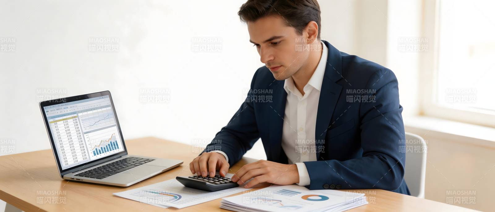 商务男士办公计算数据图片
