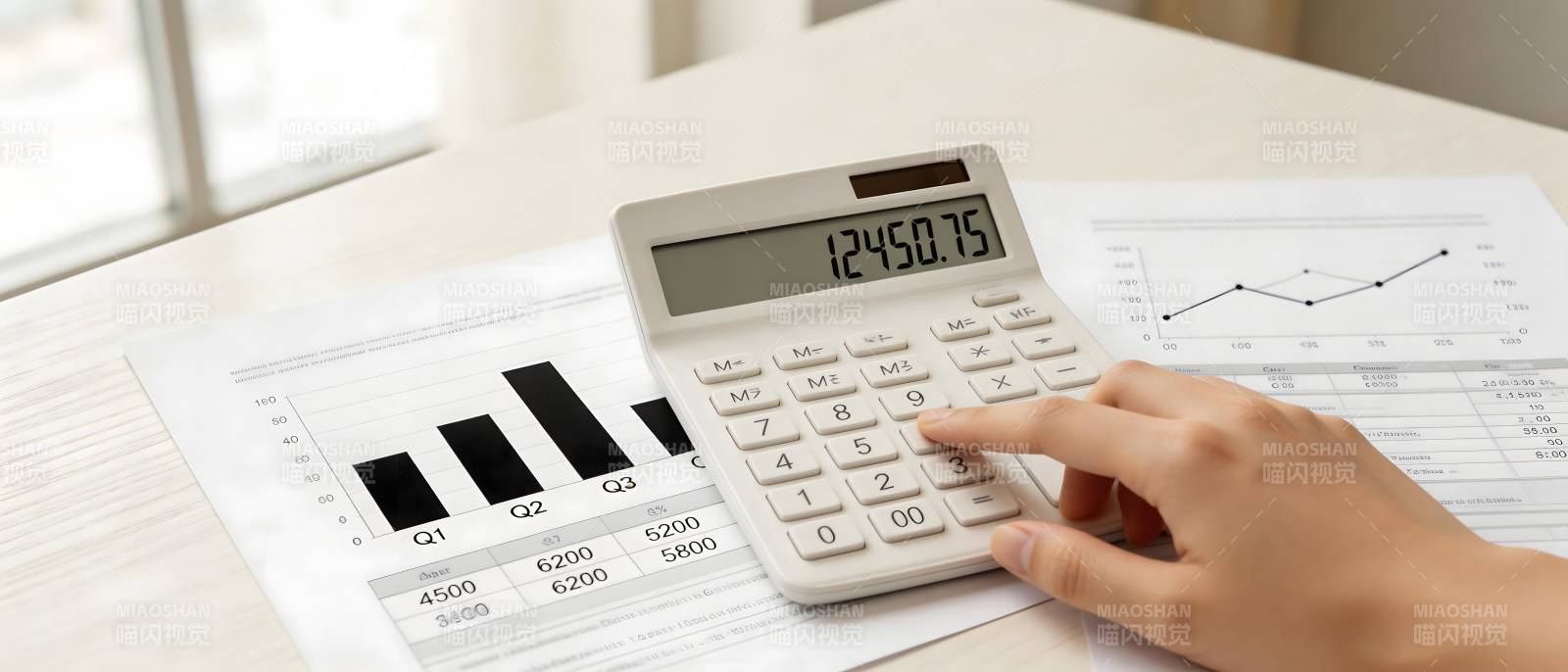 手按计算器算财务数据图片