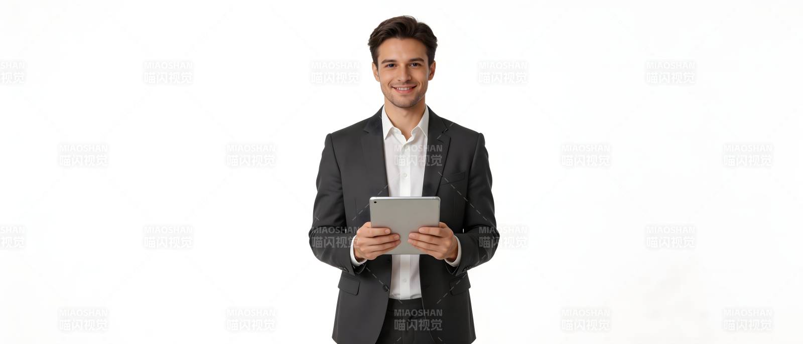 商务男士持平板微笑站立图片