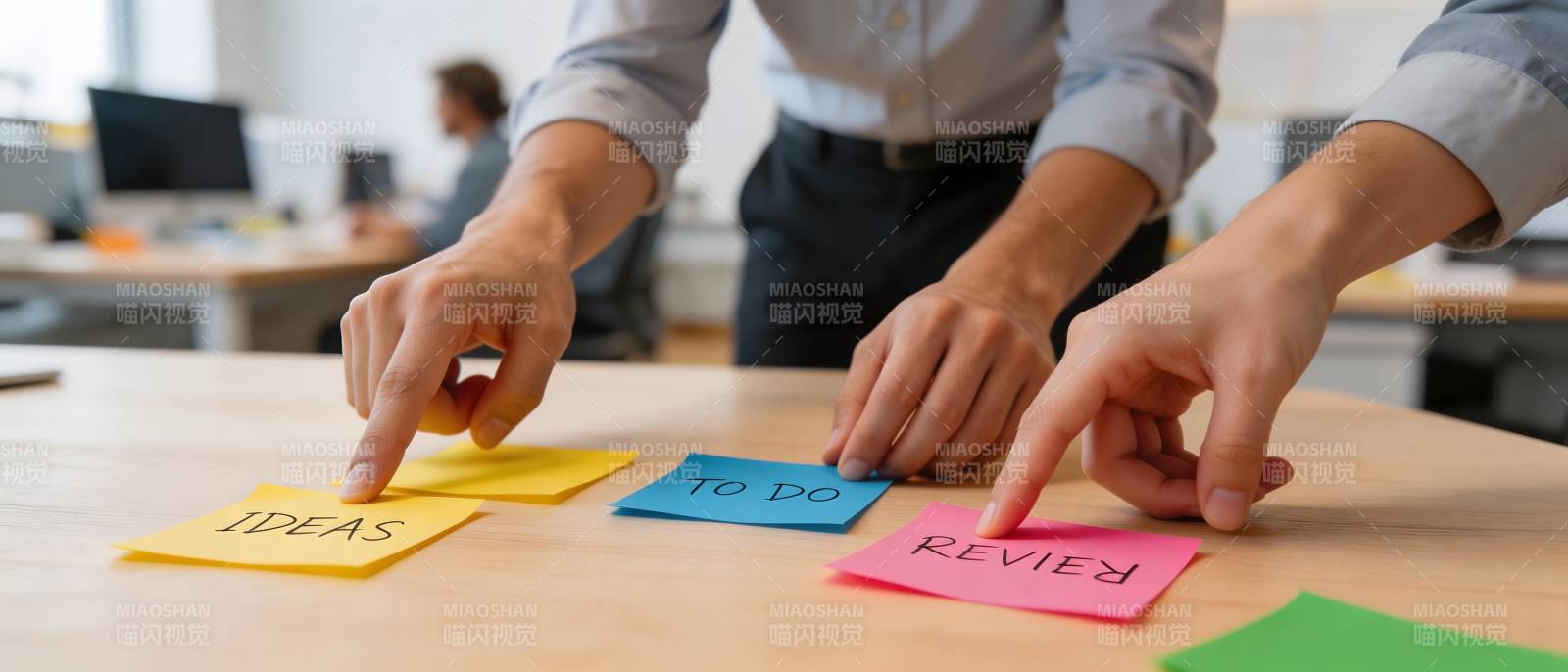 团队协作贴便签规划任务图片