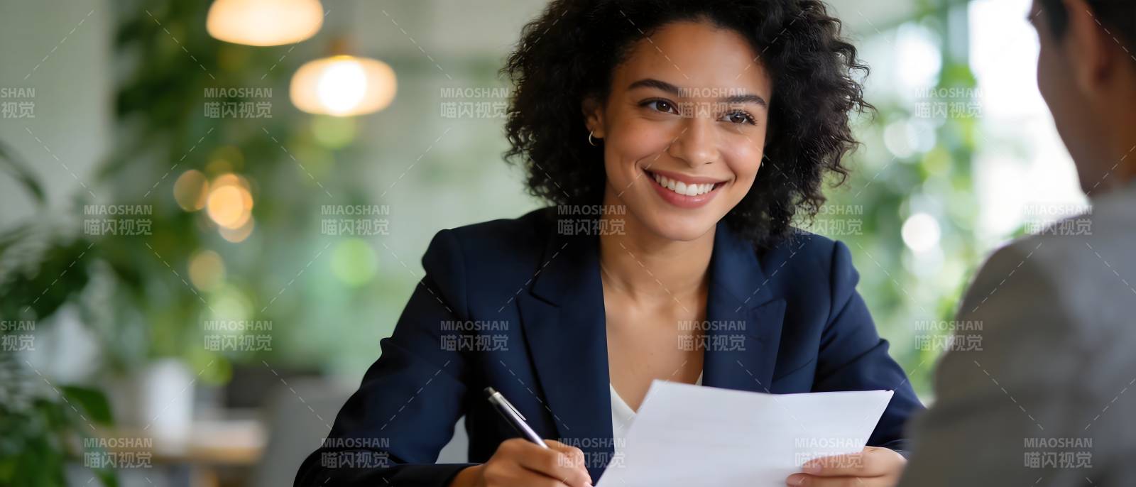 微笑女职员签文件图片