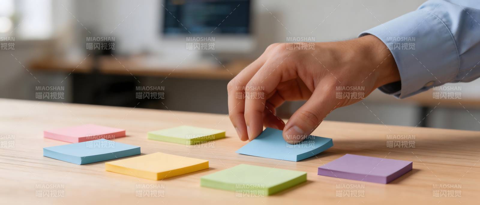 手贴彩色便签 办公创意瞬间图片