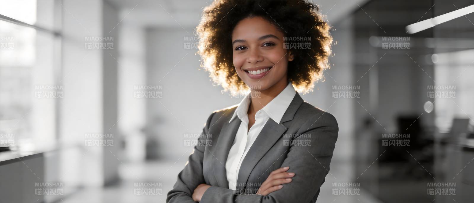 自信职场女性微笑站立图片