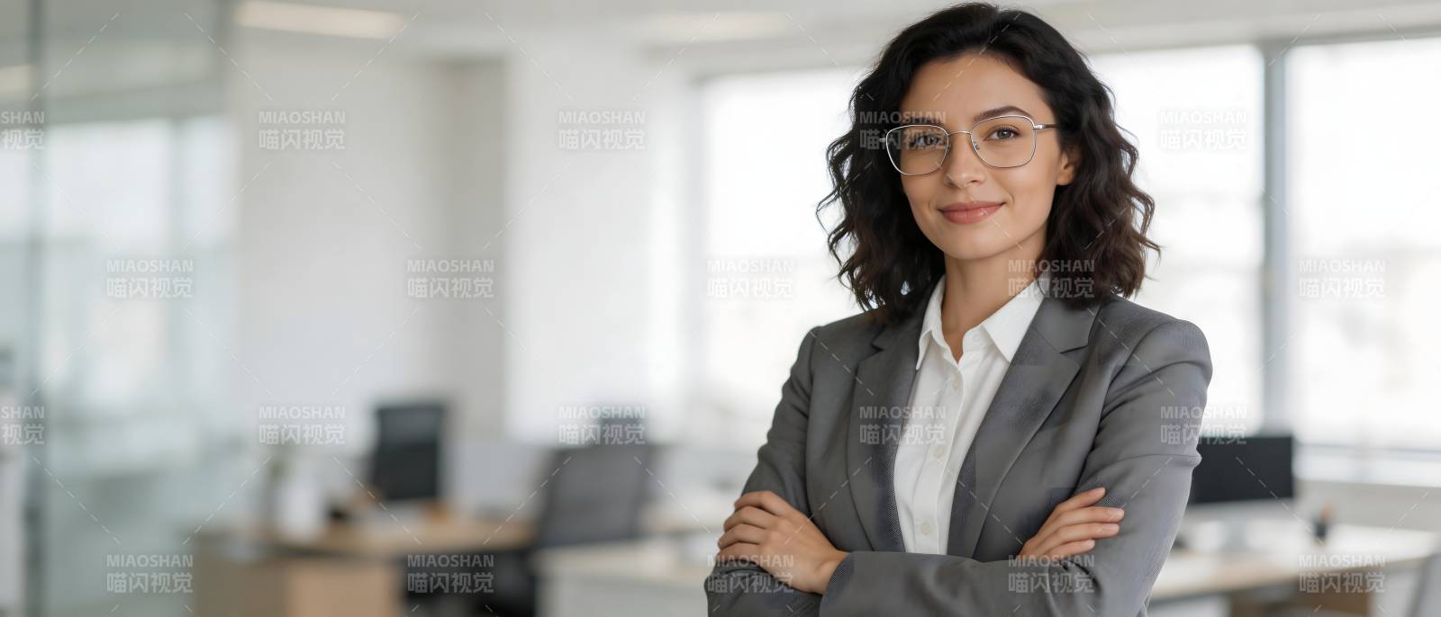 职场女性自信微笑站立图片