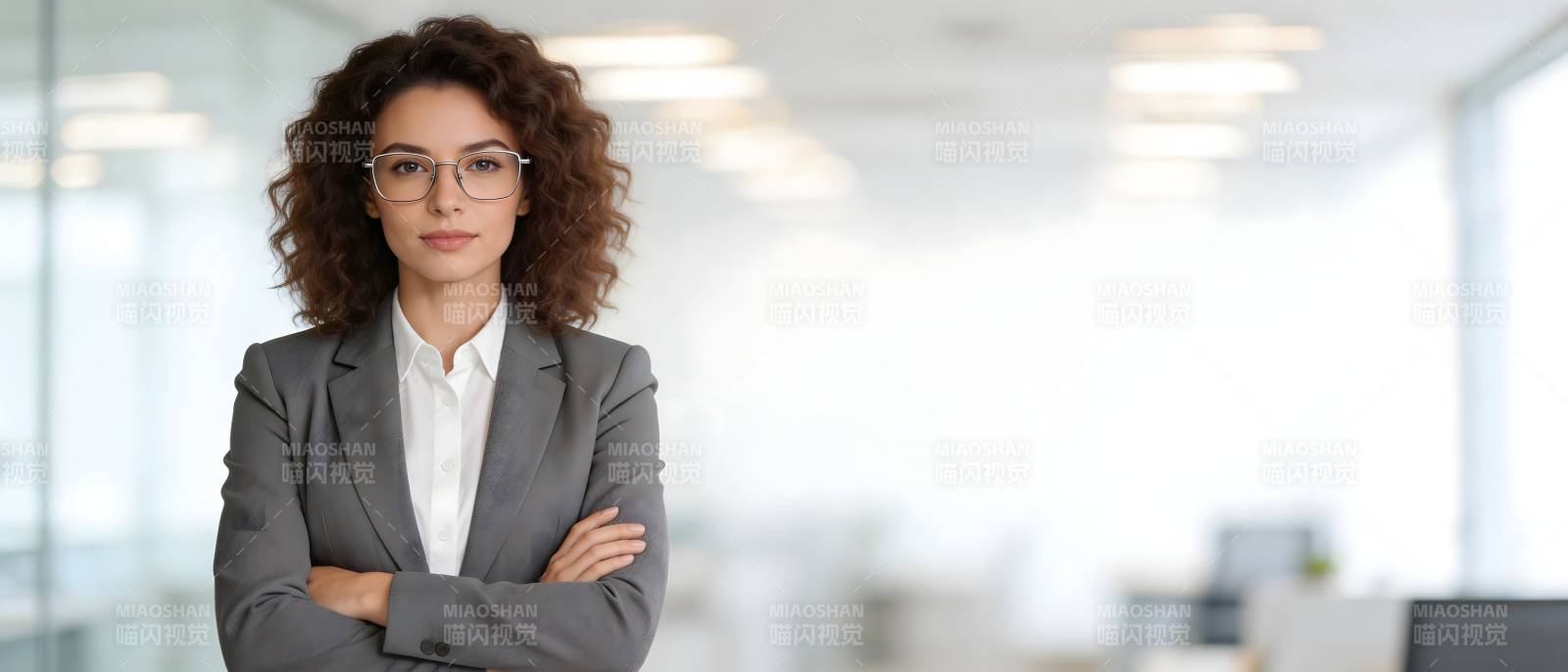 职场女性自信站立图片