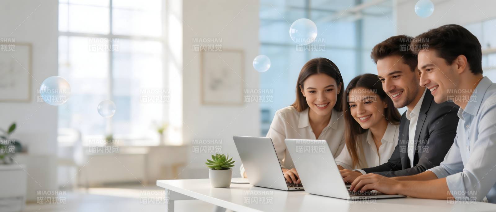 团队协作用电脑办公图片