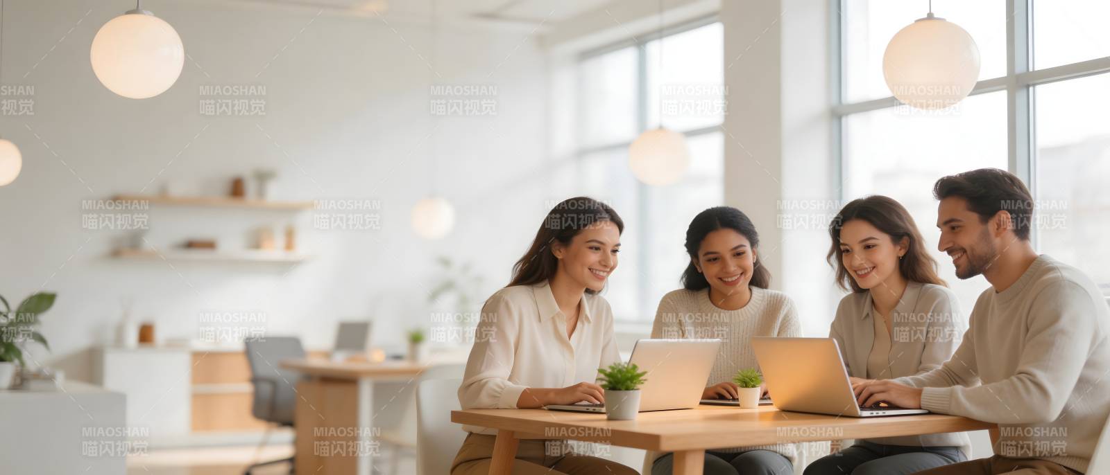 四人协作办公 温馨高效图片
