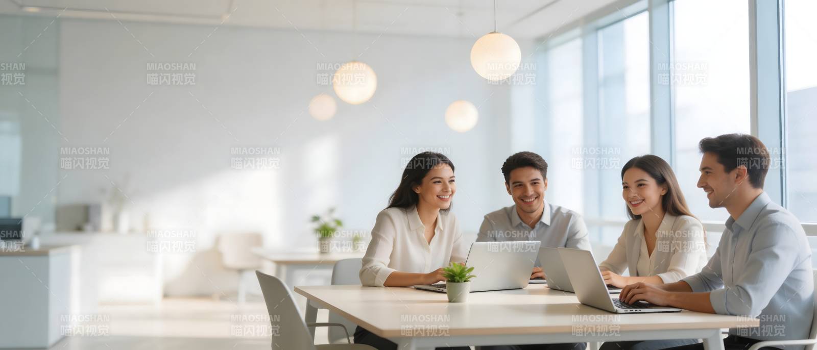 四人协作办公 笑容满面图片