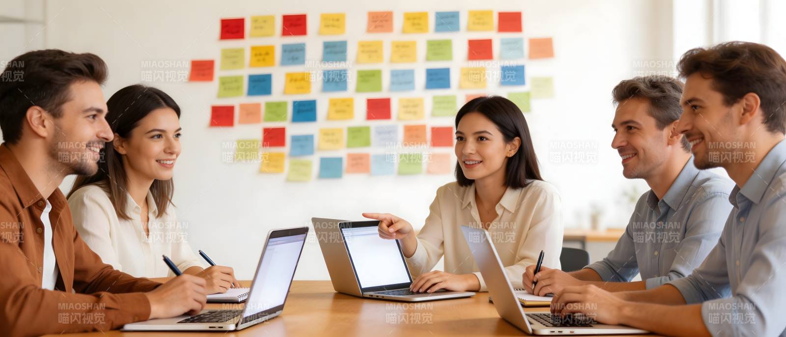 团队 brainstorming 会议中图片