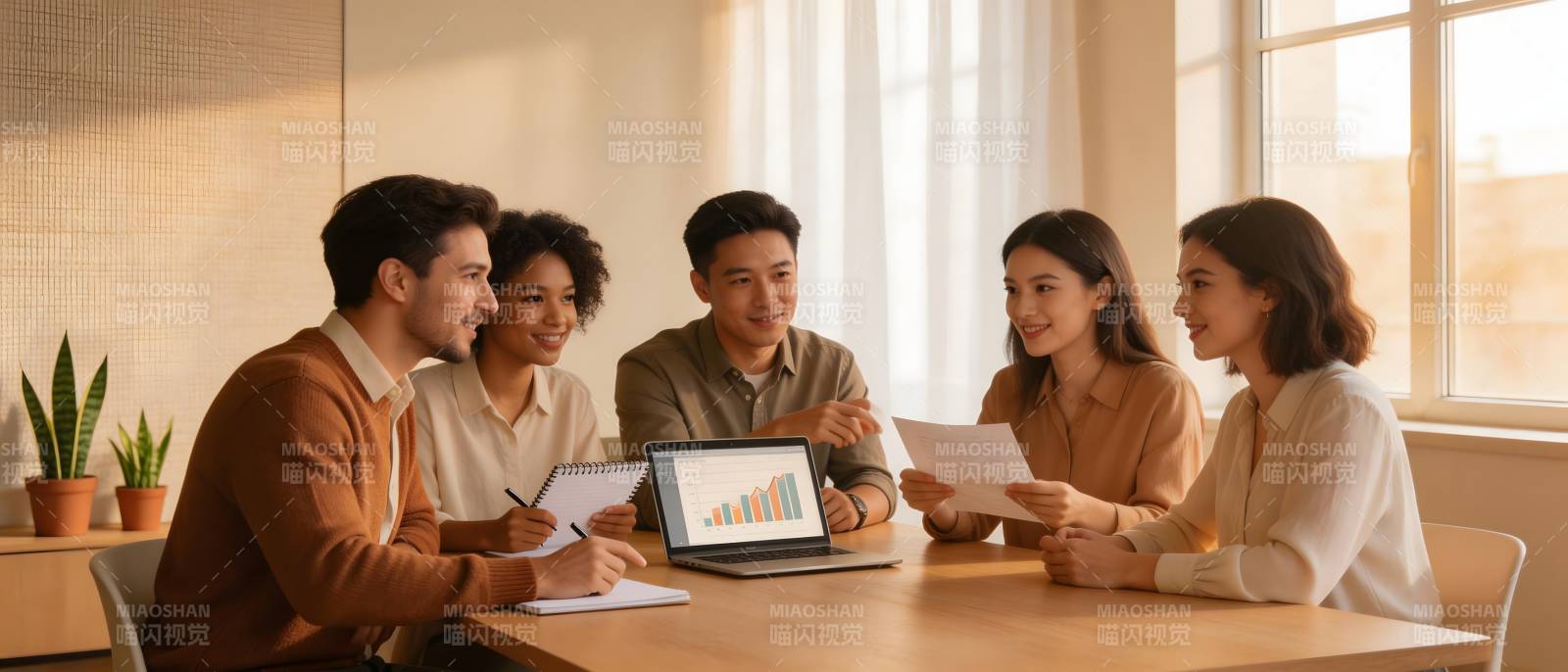 团队会议讨论数据图表图片