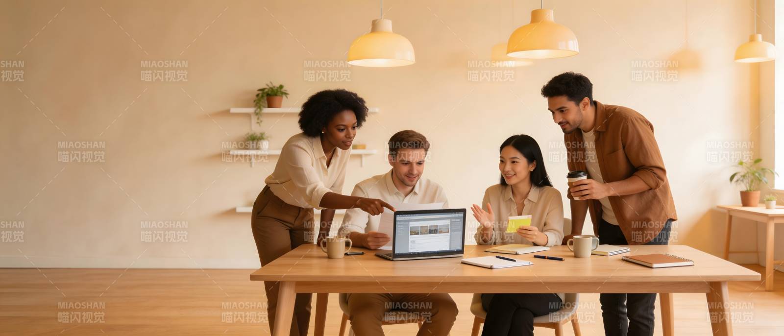 四人协作办公 温馨高效图片