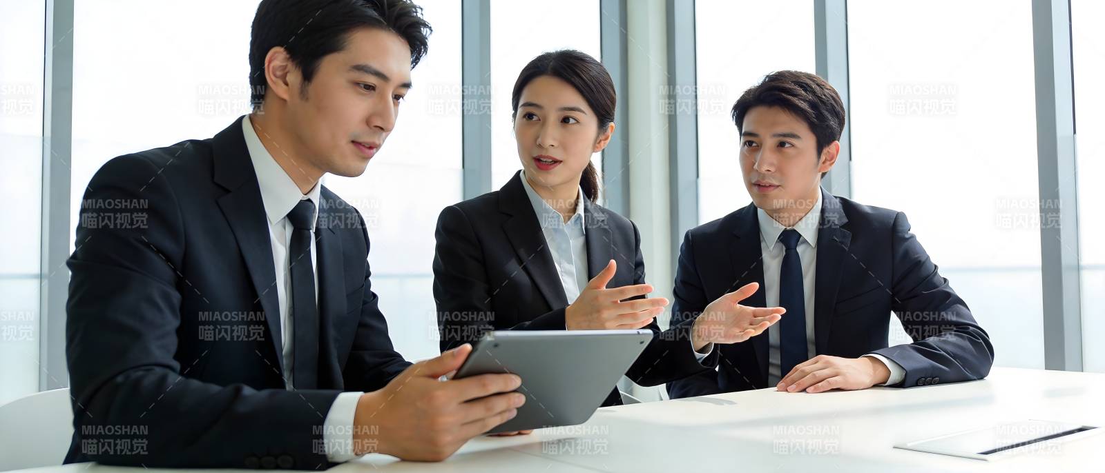 商务三人组讨论平板方案图片