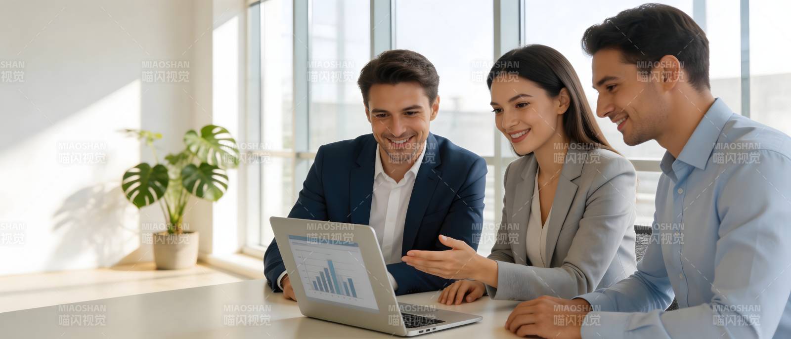 三人围看笔记本 讨论数据图表图片