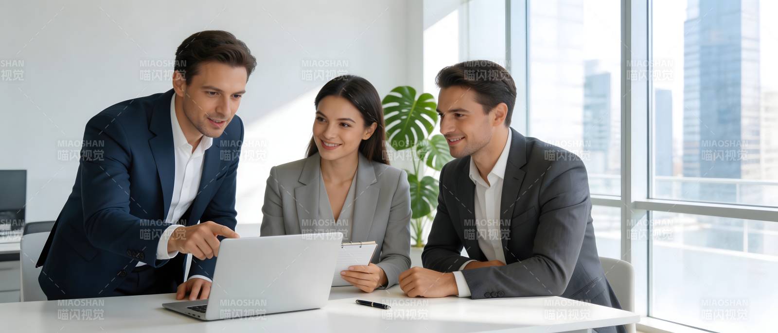 商务三人组共议项目图片