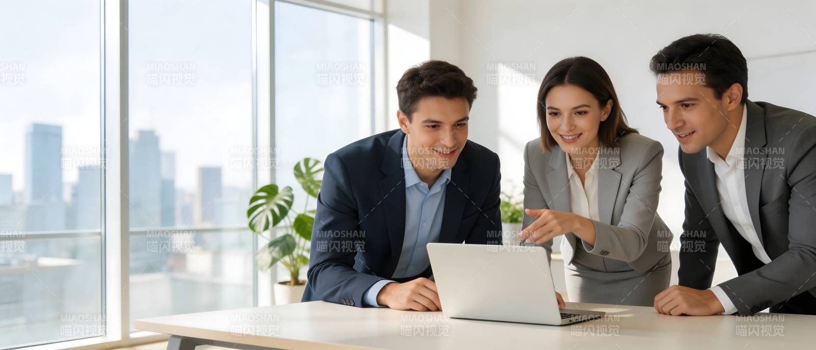 三人协作看笔记本 窗景都市背景图片