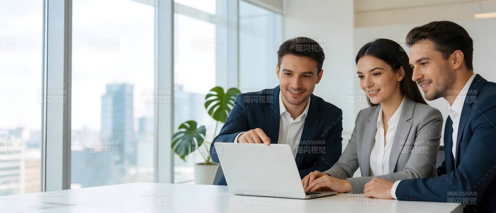 三人协作办公 窗外城市风光图片