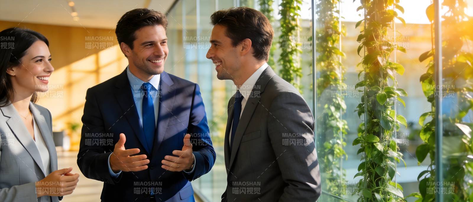 商务三人谈 阳光绿植伴图片