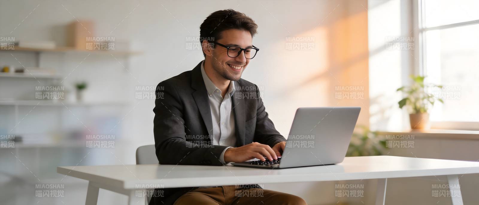 西装男微笑用笔记本办公图片