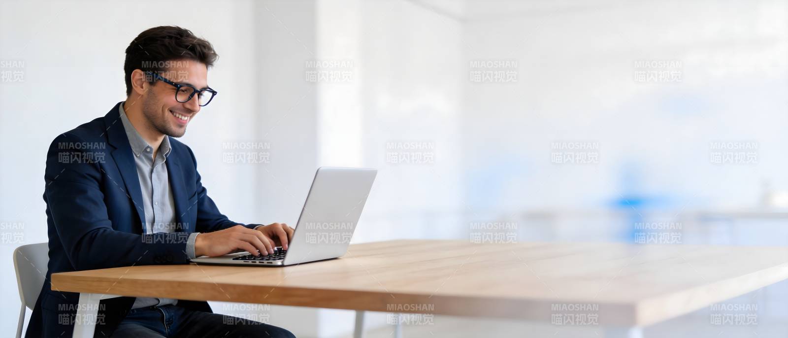 商务男士办公用笔记本图片