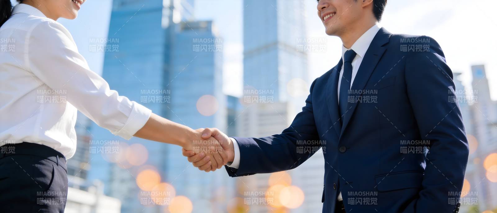 商务握手 合作共赢图片