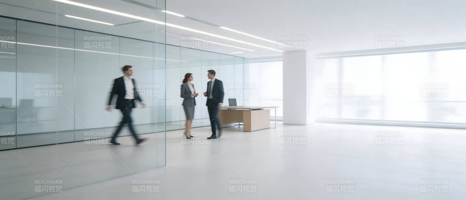 现代办公空间中的商务交流图片