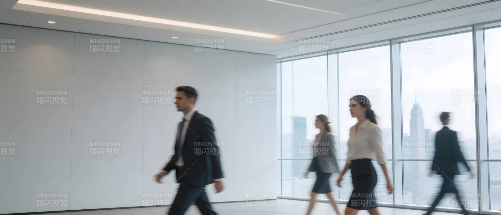 商务人士行走在现代办公室图片