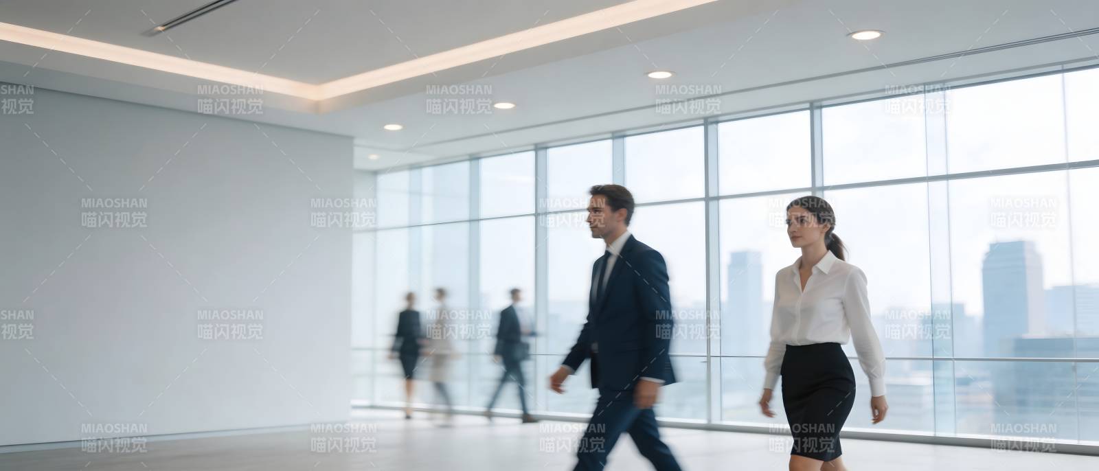 商务精英漫步现代办公空间图片