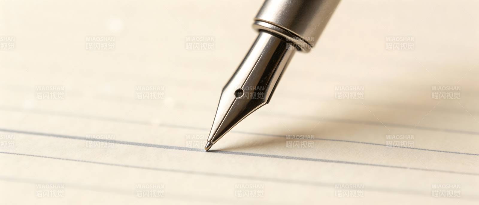钢笔尖触纸 书写瞬间图片