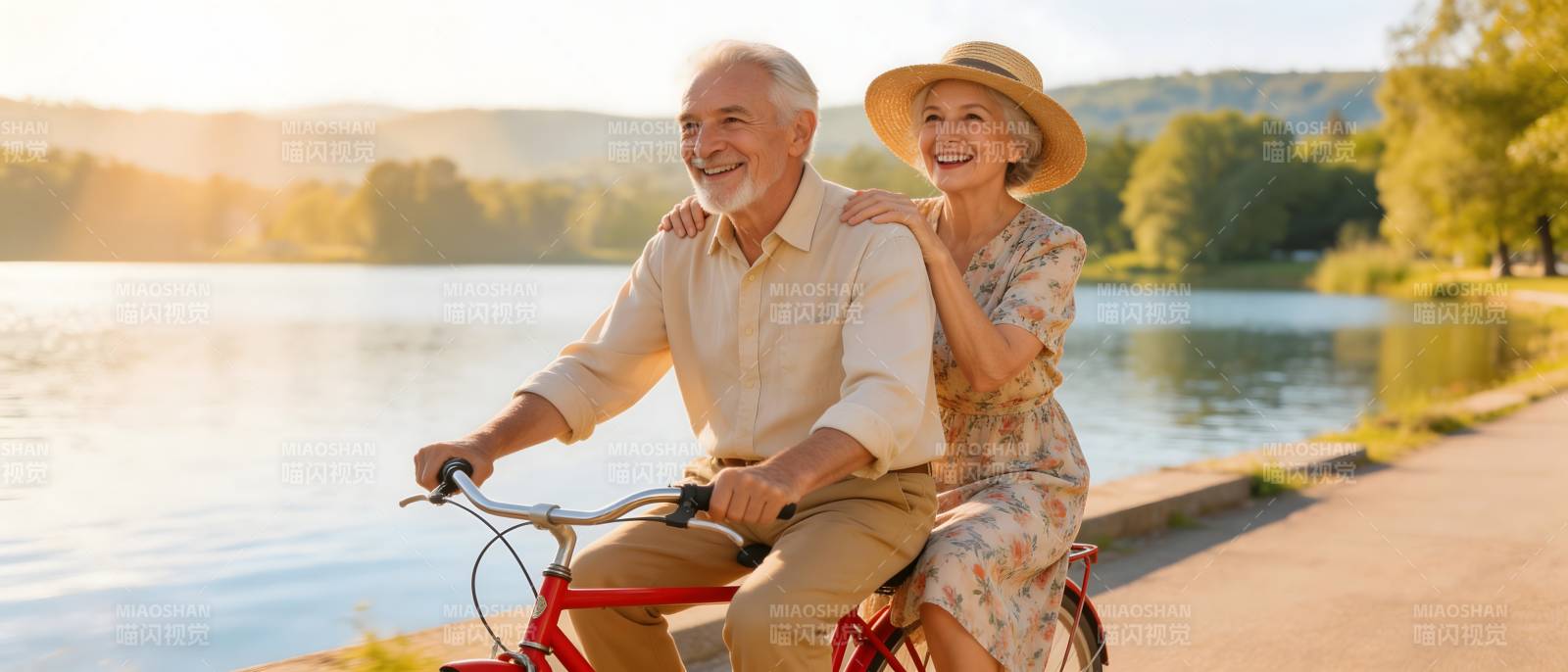 夕阳下 老夫妻共骑单车笑图片