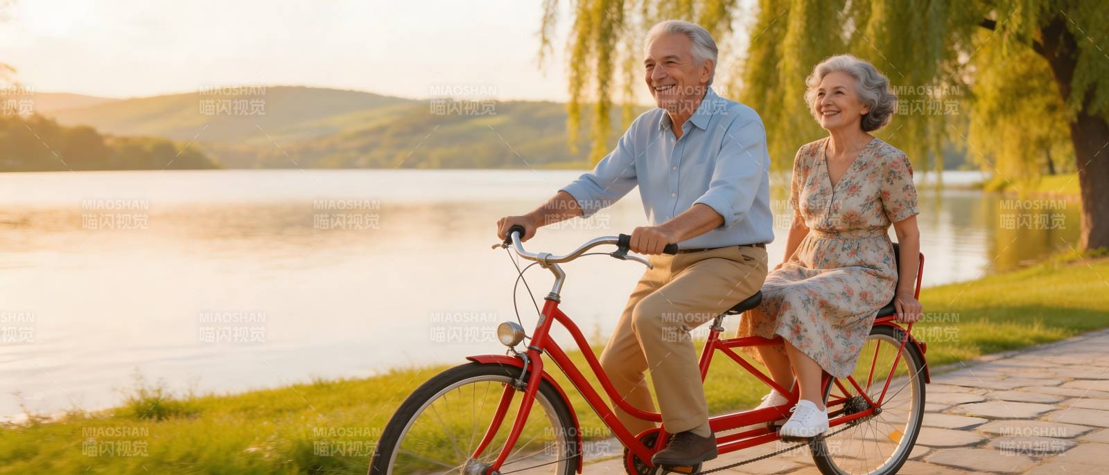 夕阳下 银发夫妇共骑 tandem 车图片