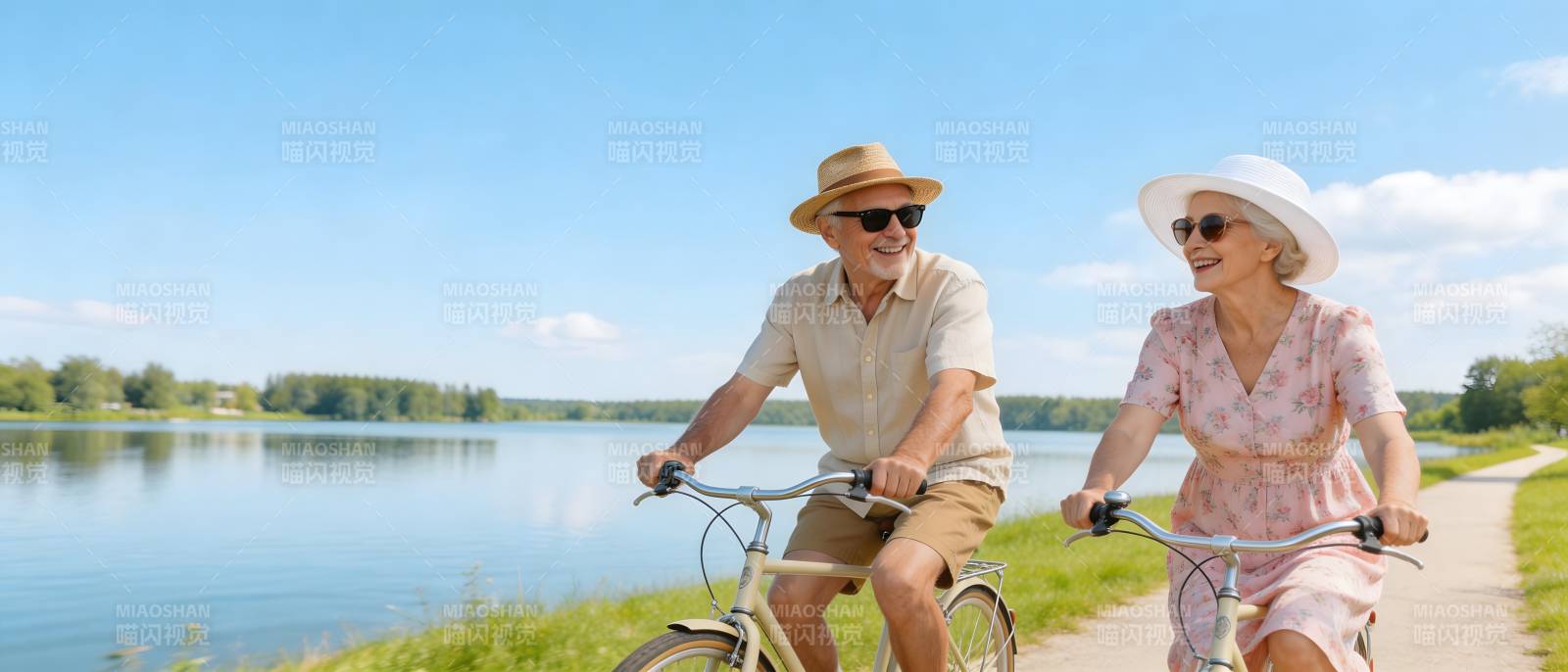 湖畔骑行 银发浪漫时光图片