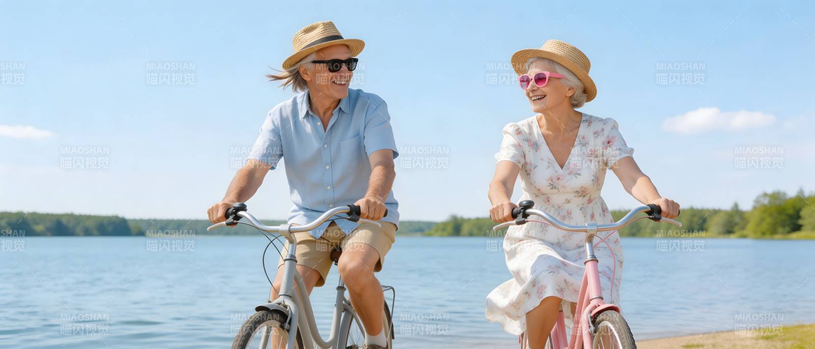 湖畔骑行 银发浪漫时光图片