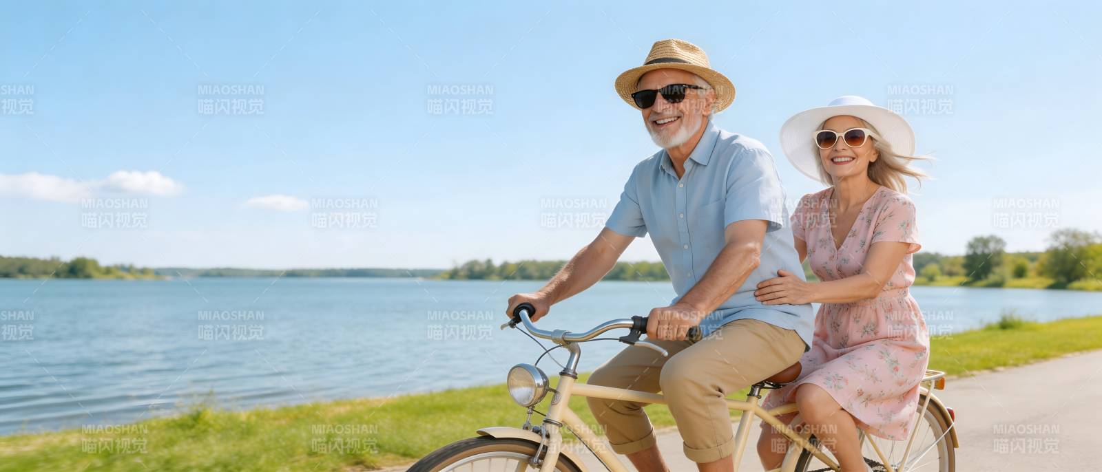 湖畔骑行 浪漫夕阳下图片