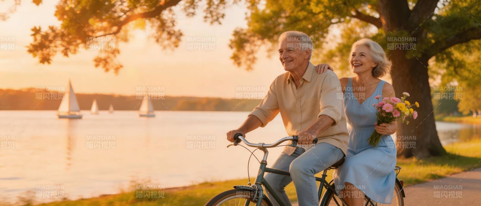 夕阳下 老夫妻骑车赏湖景图片