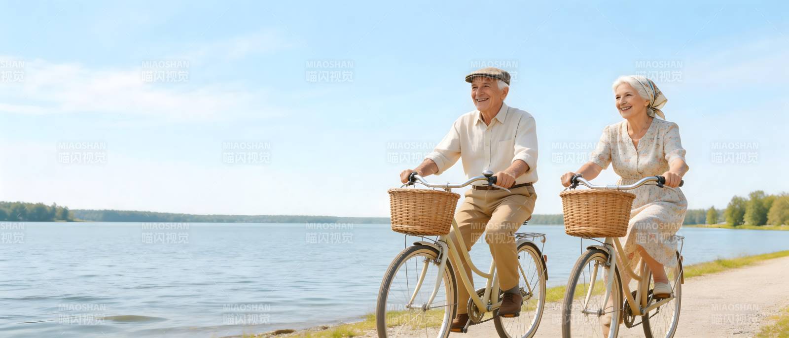 湖畔骑行 银发浪漫时光图片