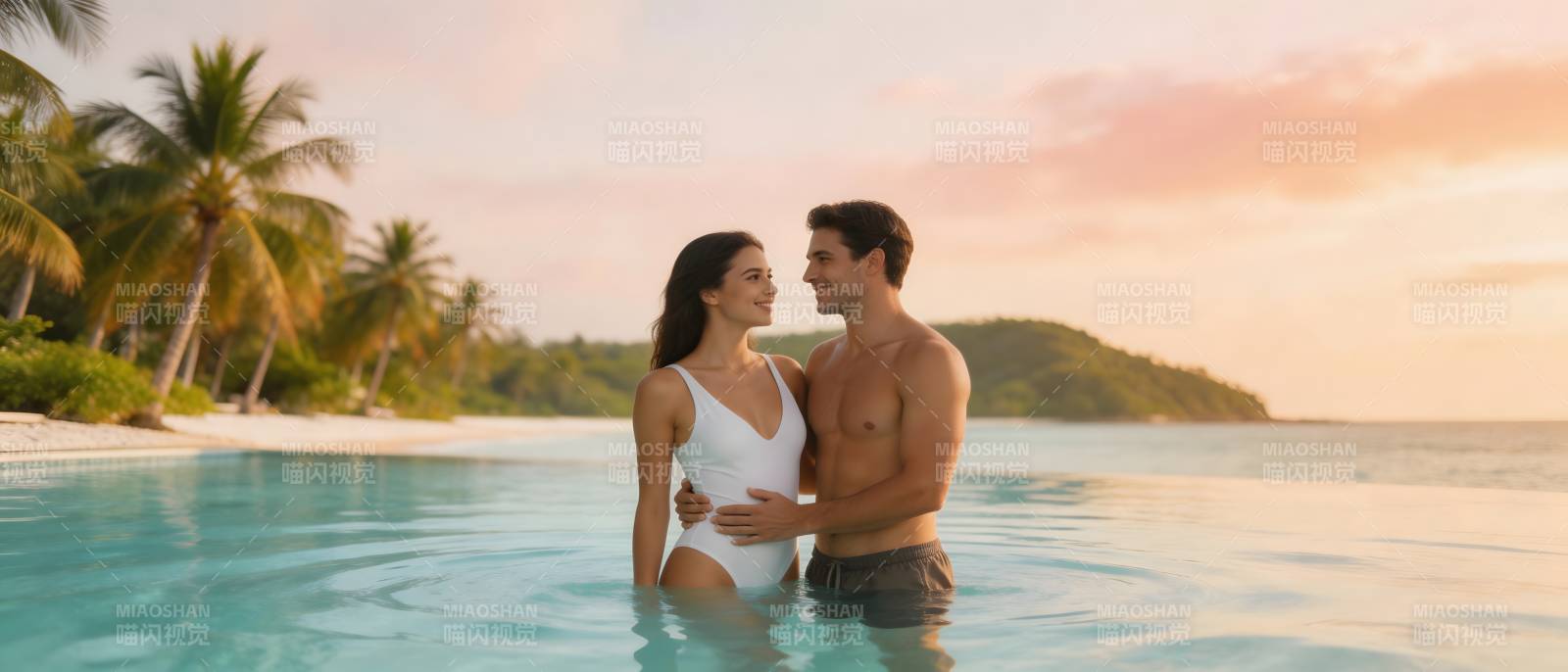 热带海滩情侣夕阳共浴图片