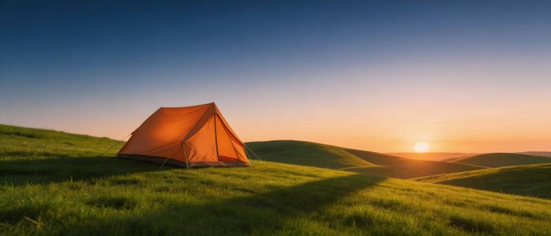草原日落 橙色帐篷静立图片