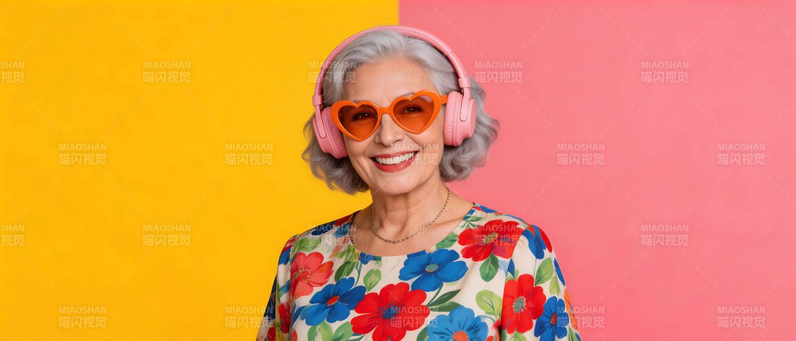 银发潮奶奶 戴耳机笑灿烂图片