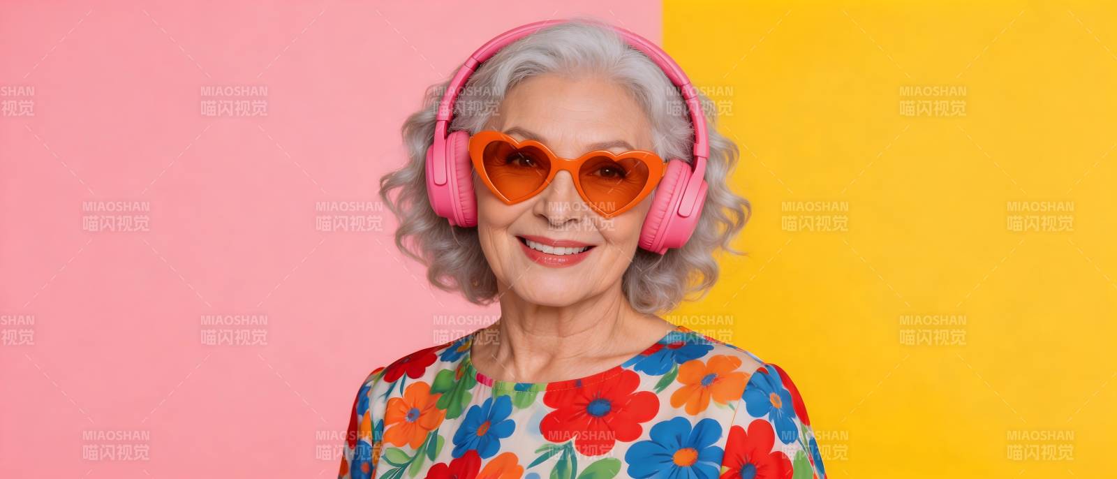 时尚奶奶戴粉耳机橙墨镜图片
