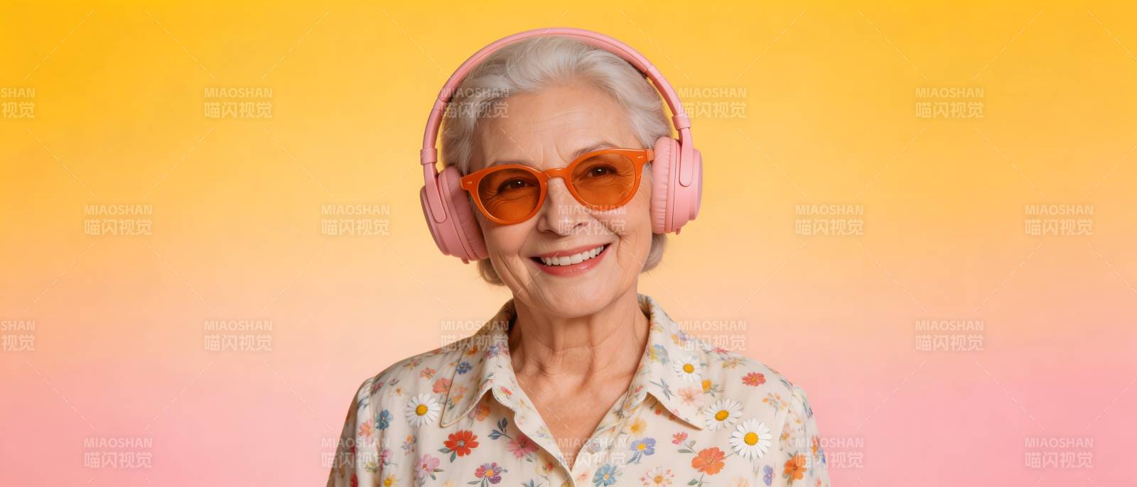 银发潮奶奶 戴耳机听歌乐开怀图片