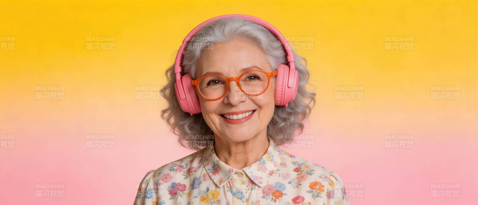 银发奶奶戴粉耳机笑靥如花图片