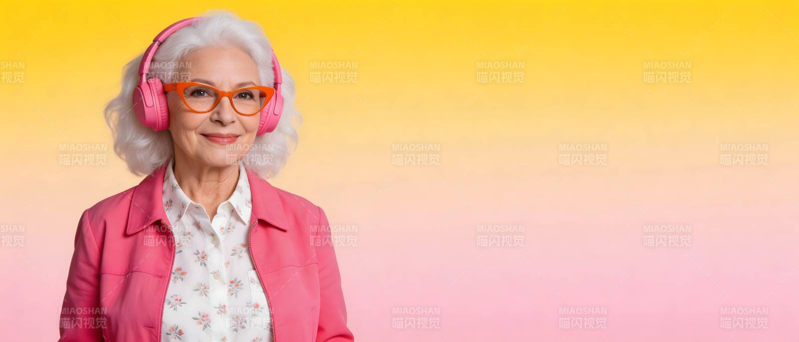 银发潮奶奶戴粉耳机听歌图片