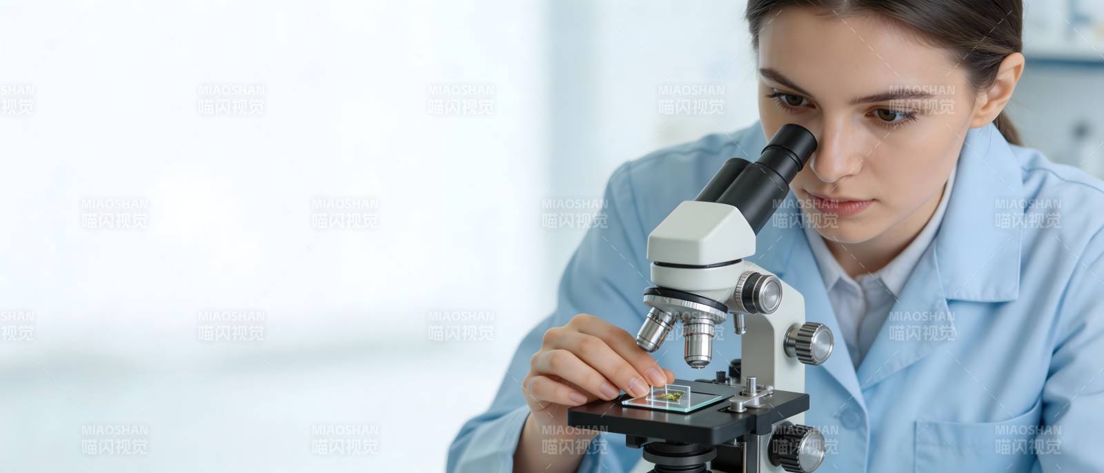 女科学家专注显微镜观察图片
