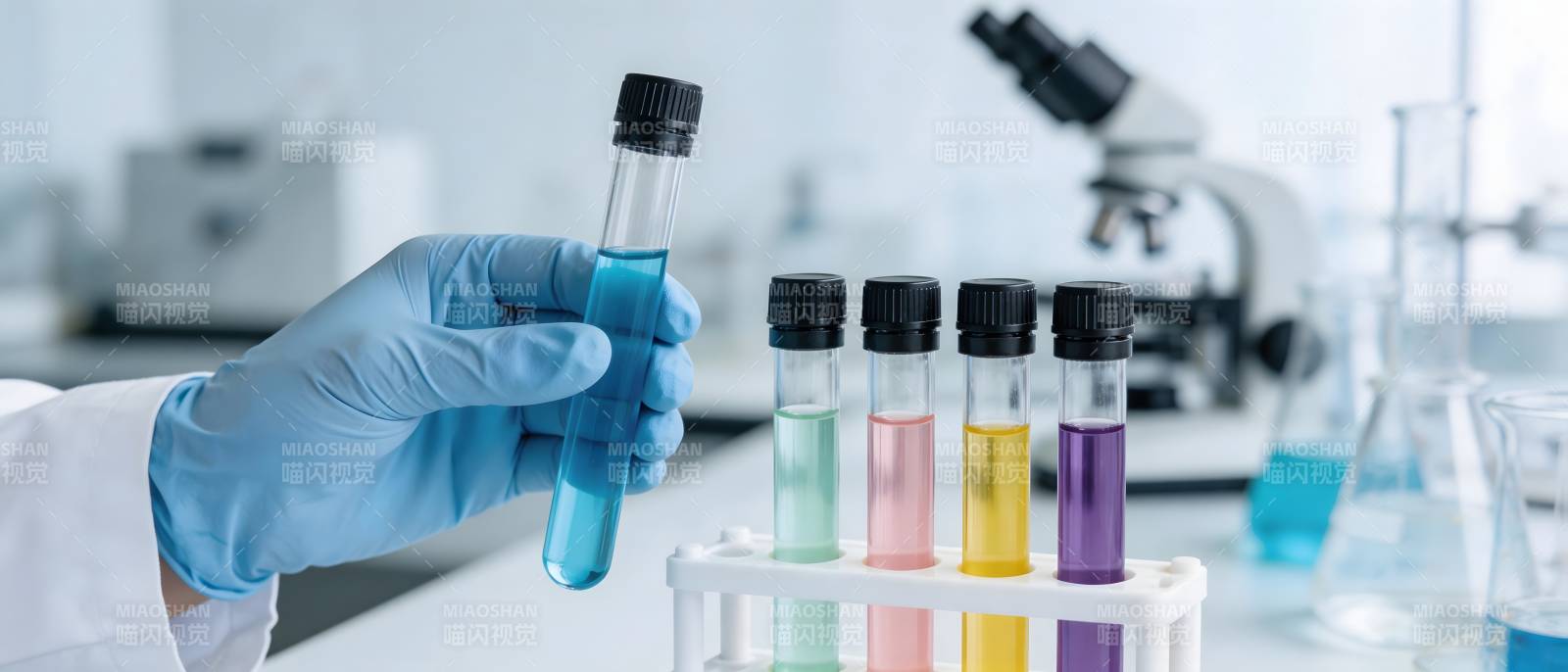 实验室手持蓝色试管检测图片